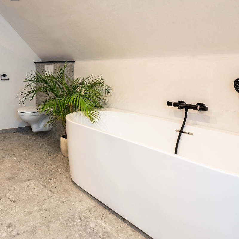 Moderne badkamer met luxe bad