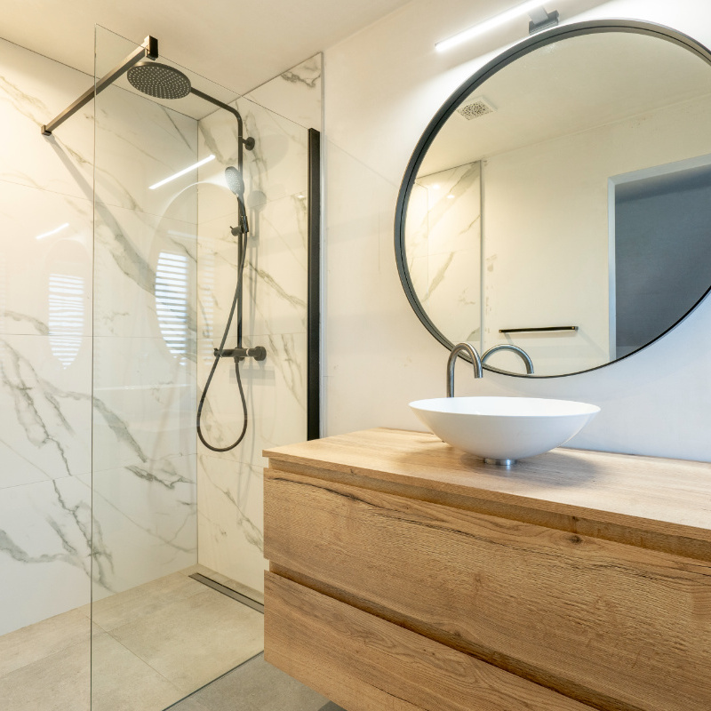 Moderne badkamer met ronde spiegel