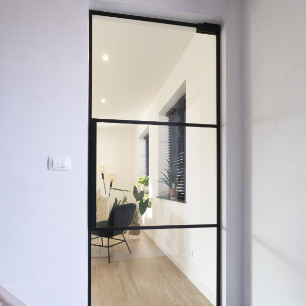 Moderne glazen deur met zwart kader